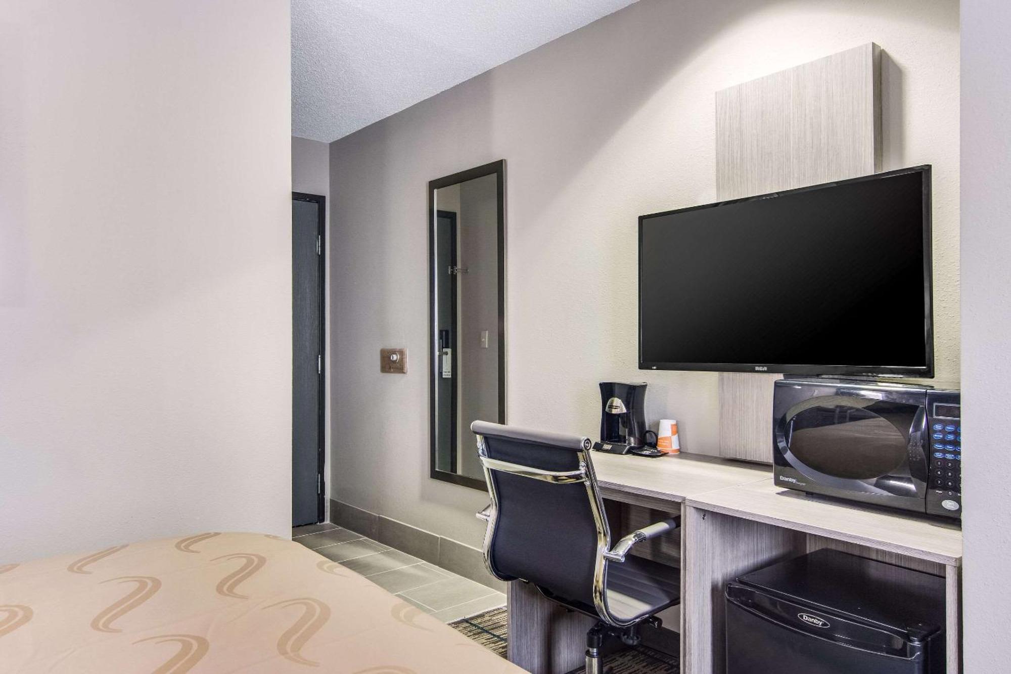 Quality Inn & Suites Grove City-Outlet Mall Exteriör bild