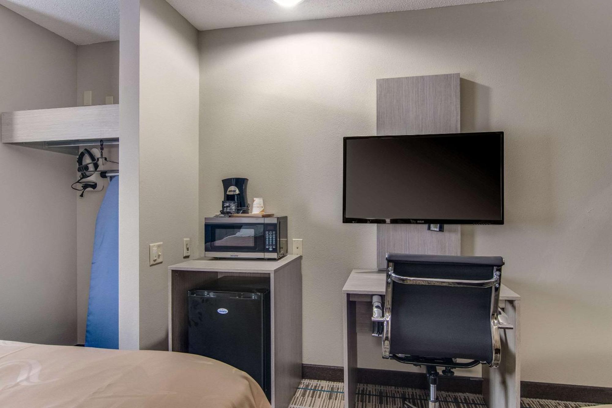Quality Inn & Suites Grove City-Outlet Mall Exteriör bild